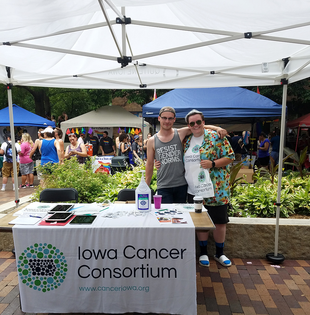 Stand de protection solaire de l'Iowa Cancer Consortium lors d'un événement en plein air