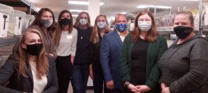 Le personnel de SafeNetRx porte des masques