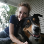 Emily Hoffman abrazando a su perro, en el porche delantero
